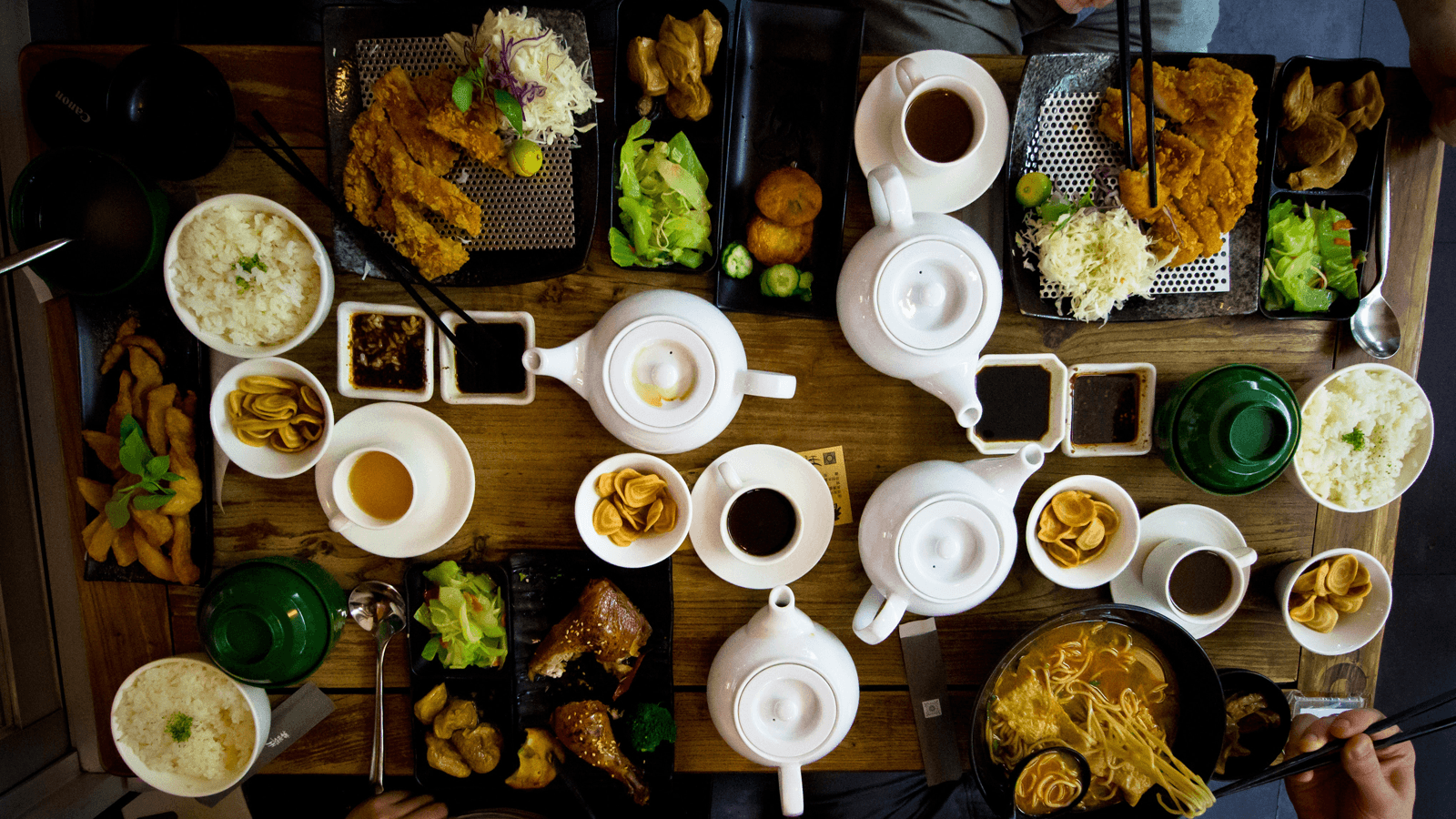 Bữa cơm gia đình hàng ngày là một truyền thống văn hóa đẹp của không chỉ người Việt Nam mà còn rất nhiều quốc khác trên thế giới. Vì sao bữa cơm gia đình lại quan trọng đến vậy? Hãy cùng GenVita tìm hiểu nhé!