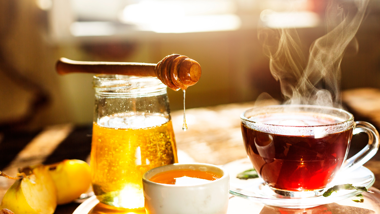 Nhấm nháp một cốc nước chanh mật ong nóng ngon ngọt vào mỗi sáng sớm được cho rằng giúp thanh lọc cơ thể và giảm cân. Nhưng liệu khoa học có ủng hộ lời đồn từ dân gian?