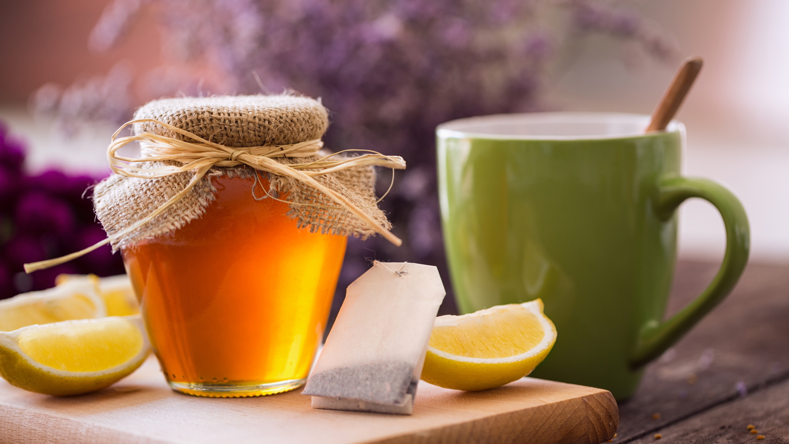 Nhấm nháp một cốc nước chanh mật ong nóng ngon ngọt vào mỗi sáng sớm được cho rằng giúp thanh lọc cơ thể và giảm cân. Nhưng liệu khoa học có ủng hộ lời đồn từ dân gian?