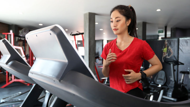 bạn có thể tập chạy trên máy treadmill khi trời mưa giông quá to để đảm bảo an toàn