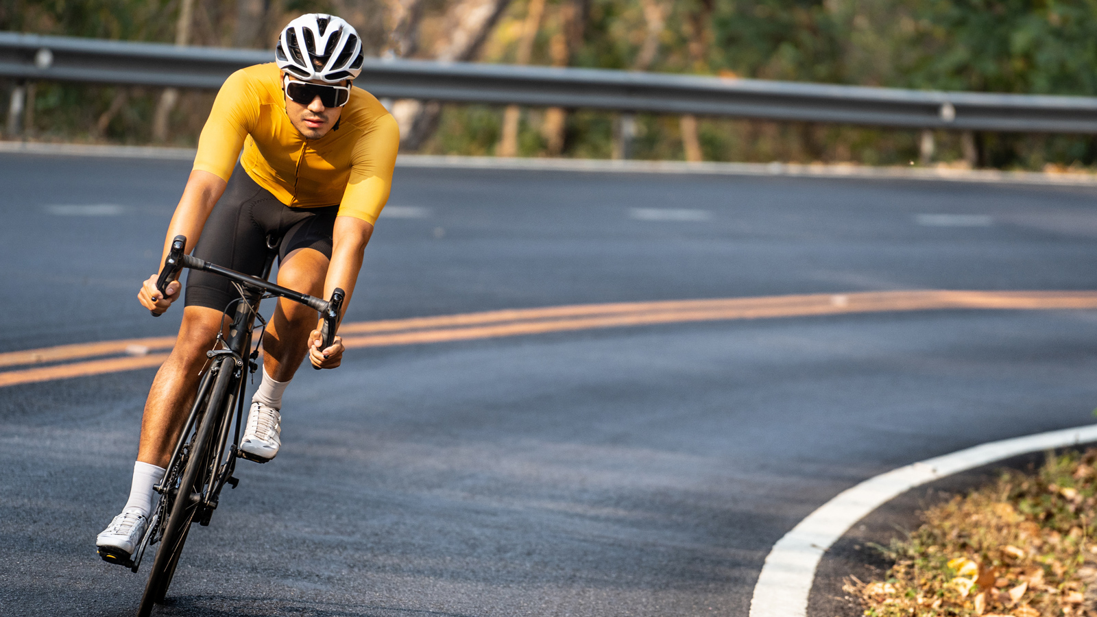 Chạy xe đạp là môn thể thao rèn luyện sức khỏe tương đối nhẹ nhàng, thích hợp với nhiều người nhưng bạn cần có kỹ thuật tập đúng để thực sự đạt được lợi ích.
