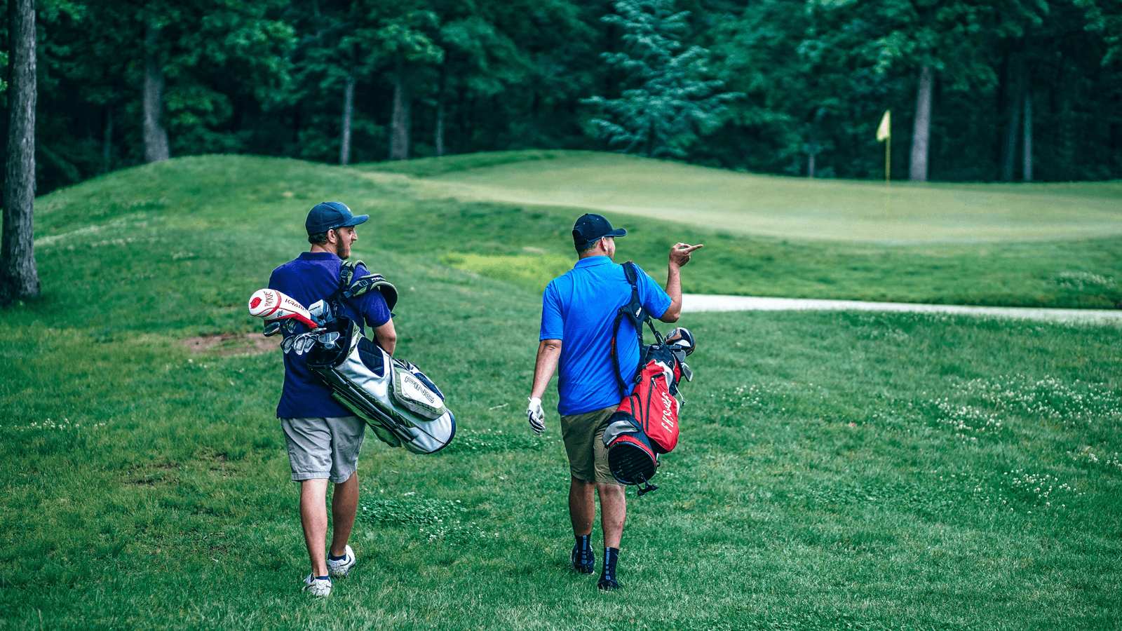 Đánh golf là một môn thể thao “quý tộc” vì không phải ai cũng có khả năng theo đuổi nó. Tuy môn này khá thong thả nhưng đòi hỏi người chơi phải có thể lực tốt và cũng mang lại nhiều lợi ích sức khỏe.