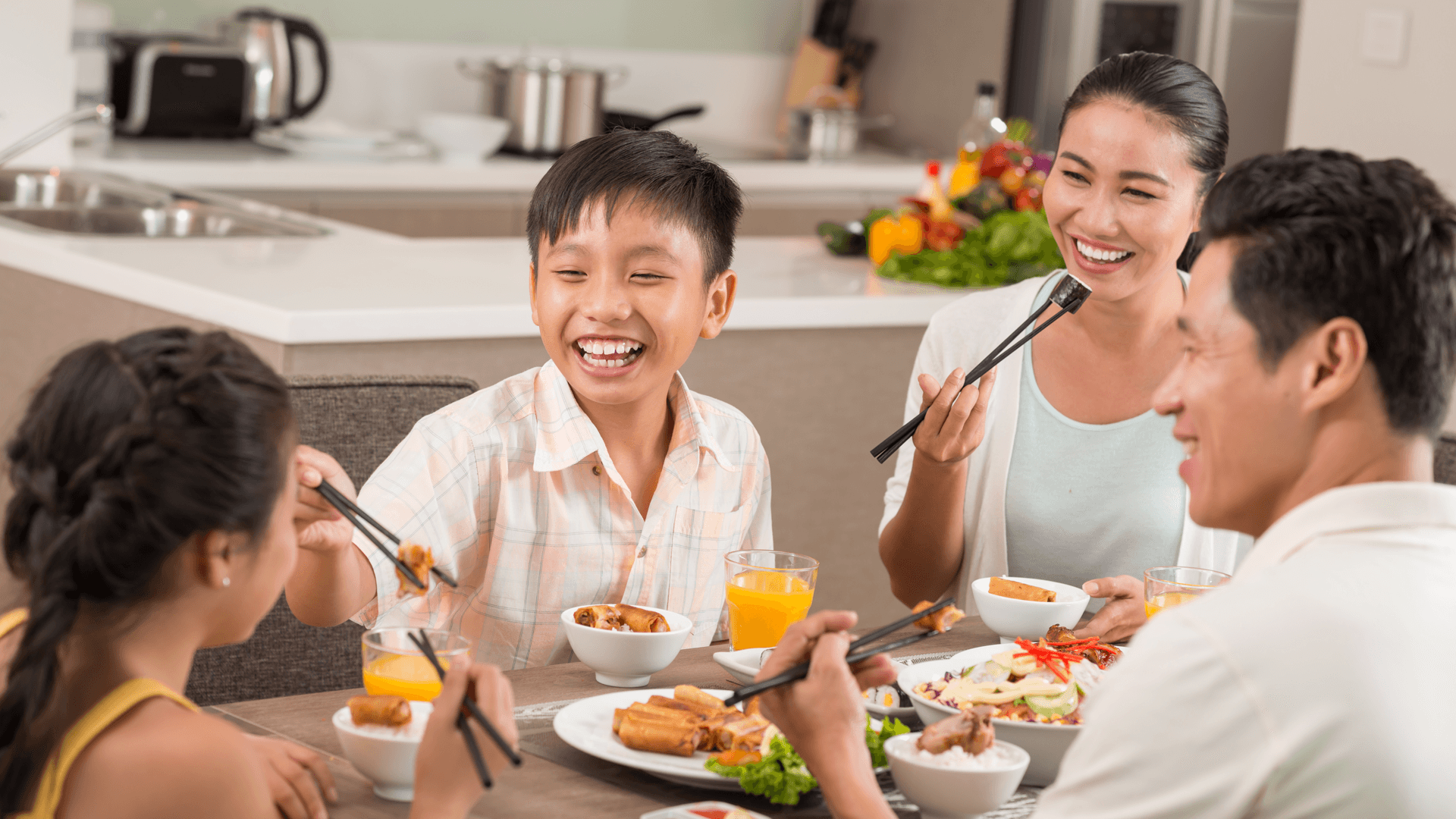 Bữa cơm gia đình - Nơi giữ ấm tình thân mỗi ngày