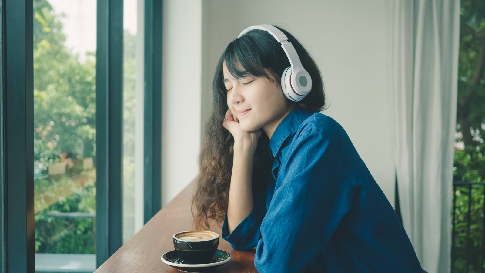 Nghe nhạc có thể thư giãn đầu óc, giảm stress. Bên cạnh đó, những lợi ích của việc nghe nhạc dành cho sức khỏe có tác dụng lớn hơn bạn nghĩ đấy!