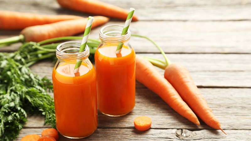 Nước ép cà rốt luôn được biết đến với những tác dụng làm đẹp da nhưng theo chuyên gia dinh dưỡng uống nước ép từ cà rốt đúng cách còn mang đến vô vàn lợi ích cho sức khỏe.