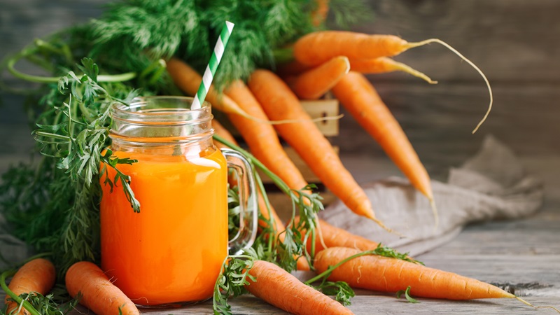 Nước ép cà rốt luôn được biết đến với những tác dụng làm đẹp da nhưng theo chuyên gia dinh dưỡng uống nước ép từ cà rốt đúng cách còn mang đến vô vàn lợi ích cho sức khỏe.