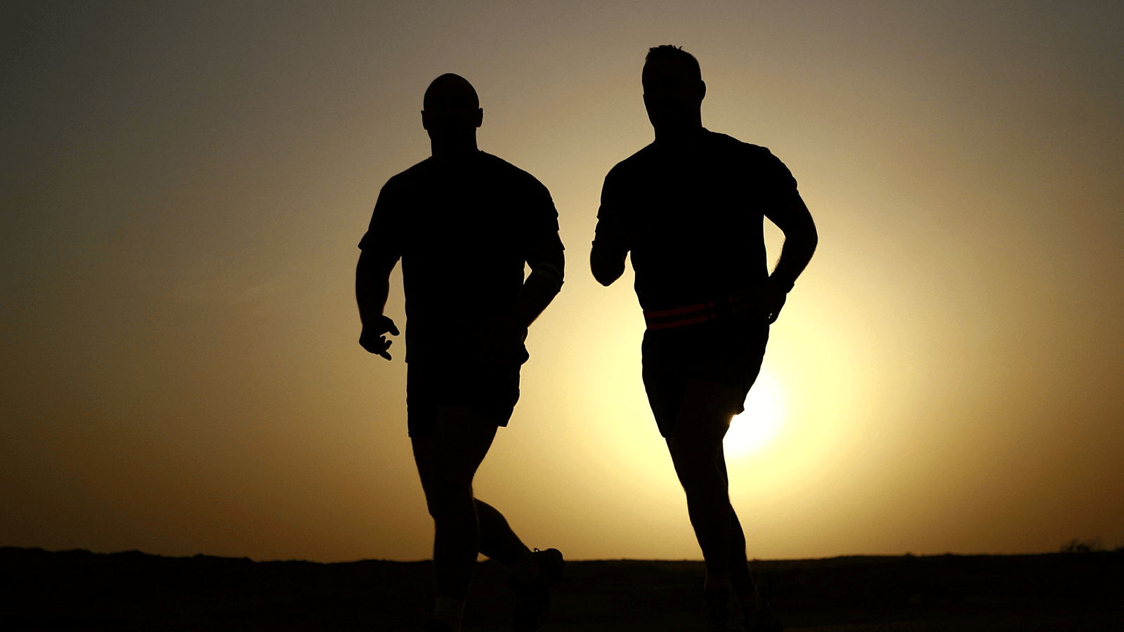 Tác dụng của đi bộ buổi tối với sức khỏe cũng tích cực tương tự như bạn đi bộ đều đặn vào buổi sáng hay luyện tập bất kì môn thể thao nào. Đó là chưa kể những lợi ích cộng thêm như tốt cho tiêu hóa và tăng cường sự kết nối với bạn đời khi đi bộ cùng nhau.