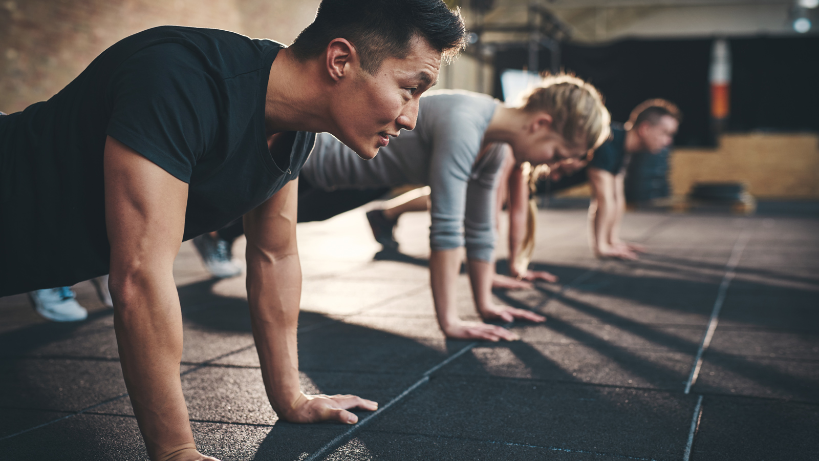 Tập gym tại nhà chưa bao giờ trở nên đơn giản và hiệu quả đến thế nếu bạn “thuộc làu” 5 bài tập kinh điển tăng sức mạnh, trẻ hóa cơ thể dưới đây. 