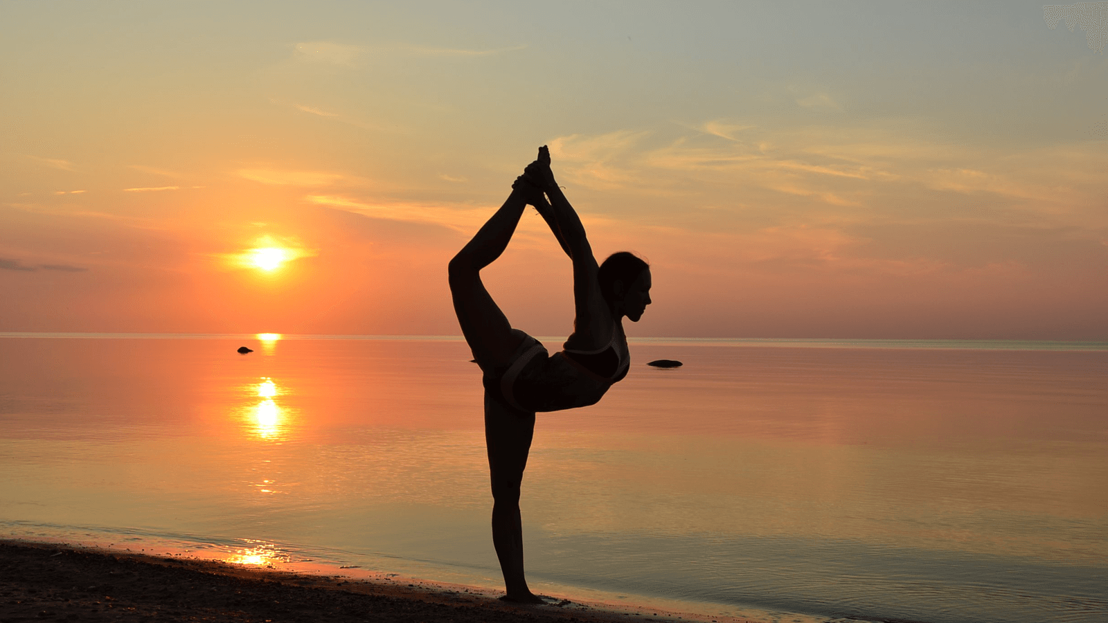 Tập yoga bao lâu thì có hiệu quả là câu hỏi “bật” ra đầu tiên của những ai nóng lòng muốn tìm đến yoga để giảm cân, tăng sự dẻo dai, chữa bệnh... Thật khó để xác định hiệu quả trong thời gian ngắn nhưng yoga chắc chắn sẽ không làm bạn thất vọng khi theo đuổi đến cùng.